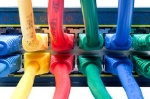 cables-de-ethernet-coloreados-conectados-con-el-eje-16250754